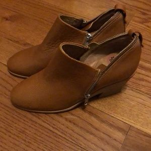 Gentle Souls Blaise low zippered shootie 2 cognac.
